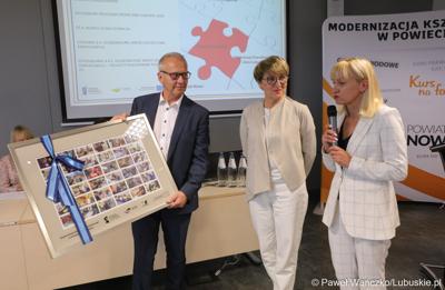 Marszałek Województwa Lubuskiego Elżbieta Anna Polak (w środku) odbiera podziękowania od przedstawicieli starostwa nowosolskiego z zaangażowanie samorządu województwa w realizację projektu "Modernizacja kształcenia zawodowego w Powiecie Nowosolskim"
