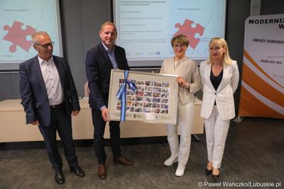 W trakcie uroczystości w Interiorze marszałek Elżbieta Anna Polak i wicemarszałek Łukasz Porycki odebrali podziękowanie od władz powiatu: starosty Iwony Brzozowskiej i wicestarosty Wrześniaka za pomoc w realizacji projektu.