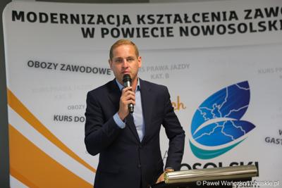 Wicemarszałek Województwa Lubuskiego Łukasz Porycki przemawia podczas uroczystego podsumowania projektu "Modernizacja kształcenia zawodowego w Powiecie Nowosolskim"