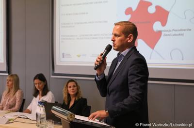 Wicemarszałek Województwa Lubuskiego Łukasz Porycki przemawia podczas uroczystego podsumowania projektu "Modernizacja kształcenia zawodowego w Powiecie Nowosolskim"