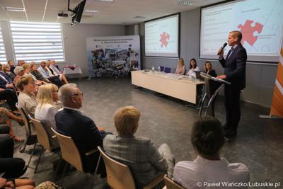 Wicemarszałek Województwa Lubuskiego Łukasz Porycki przemawia podczas uroczystego podsumowania projektu "Modernizacja kształcenia zawodowego w Powiecie Nowosolskim"