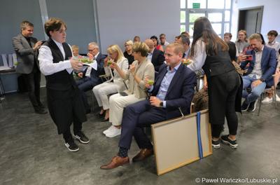 Uczestnicy uroczystego podsumowania projektu "Modernizacja kształcenia zawodowego w Powiecie Nowosolskim"