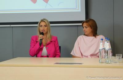 Uczestniczki wydarzenia podsumowującego projekt "Modernizacja kształcenia zawodowego w Powiecie Nowosolskim"
