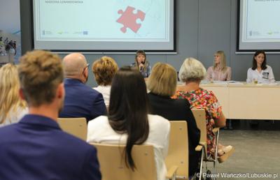 Uczestnicy wydarzenia podsumowującego projekt "Modernizacja kształcenia zawodowego w Powiecie Nowosolskim"