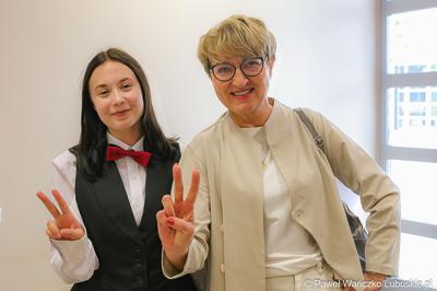 Marszałek Elżbieta Anna Polak z jedną z uczennic