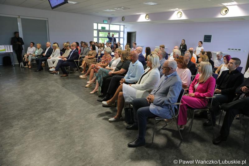 Uczestnicy uroczystego podsumowania projektu "Modernizacja kształcenia zawodowego w Powiecie Nowosolskim"