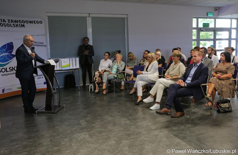 Uczestnicy uroczystego podsumowania projektu "Modernizacja kształcenia zawodowego w Powiecie Nowosolskim"
