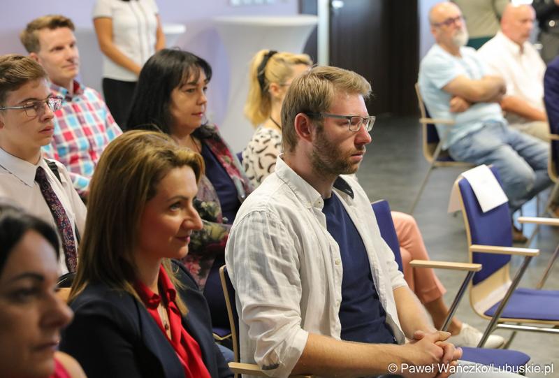 Uczestnicy uroczystego podsumowania projektu "Modernizacja kształcenia zawodowego w Powiecie Nowosolskim"