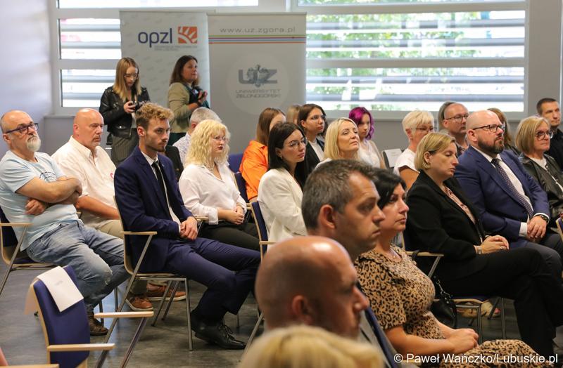 Uczestnicy uroczystego podsumowania projektu "Modernizacja kształcenia zawodowego w Powiecie Nowosolskim"