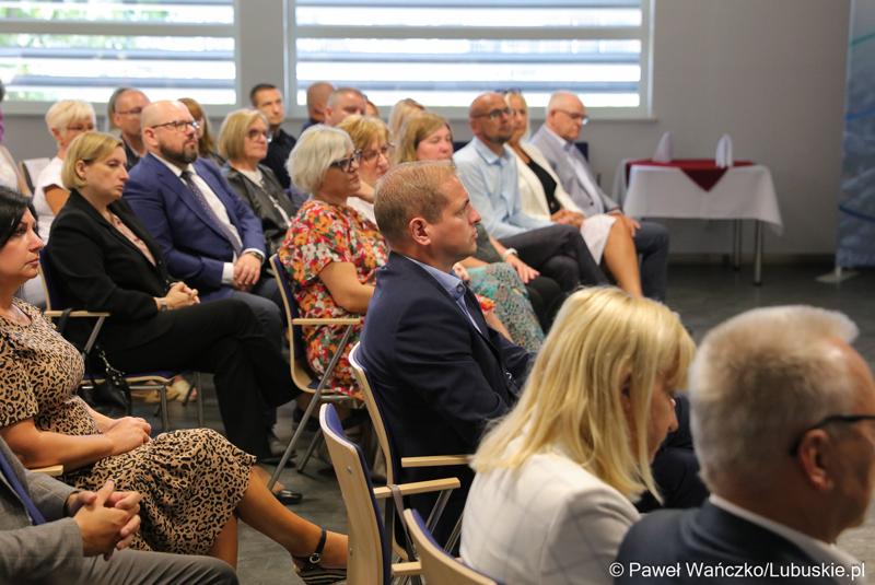 Uczestnicy uroczystego podsumowania projektu "Modernizacja kształcenia zawodowego w Powiecie Nowosolskim"