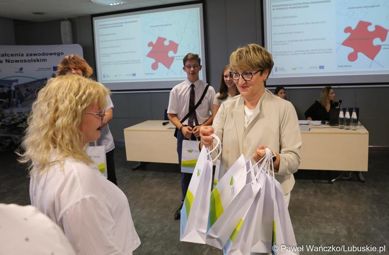 Marszałek Województwa Lubuskiego Elżbieta Anna Polak wręcza upominki uczniom