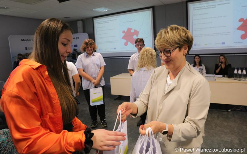 Marszałek Województwa Lubuskiego Elżbieta Anna Polak wręcza upominki uczniom