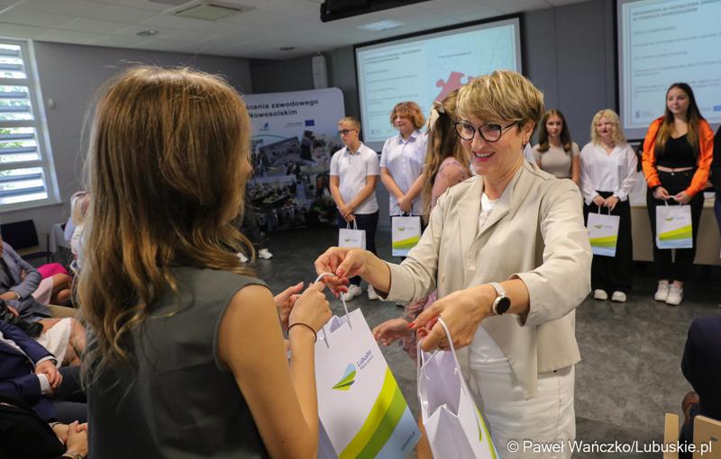 Marszałek Województwa Lubuskiego Elżbieta Anna Polak wręcza upominki uczniom