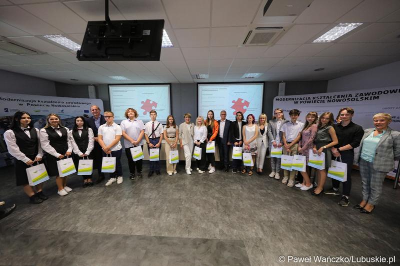Marszałek Województwa Lubuskiego Elżbieta Anna Polak oraz Wicemarszałek Łukasz Porycki na wspólnym zdjęciu z uczestnikami projektu "Modernizacja kształcenia zawodowego w Powiecie Nowosolskim"