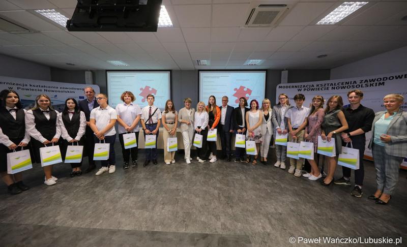 Marszałek Województwa Lubuskiego Elżbieta Anna Polak oraz Wicemarszałek Łukasz Porycki na wspólnym zdjęciu z uczestnikami projektu "Modernizacja kształcenia zawodowego w Powiecie Nowosolskim"