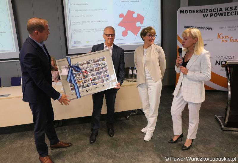W trakcie uroczystości w Interiorze marszałek Elżbieta Anna Polak i wicemarszałek Łukasz Porycki odebrali podziękowanie od władz powiatu: starosty Iwony Brzozowskiej i wicestarosty Wrześniaka za pomoc w realizacji projektu.