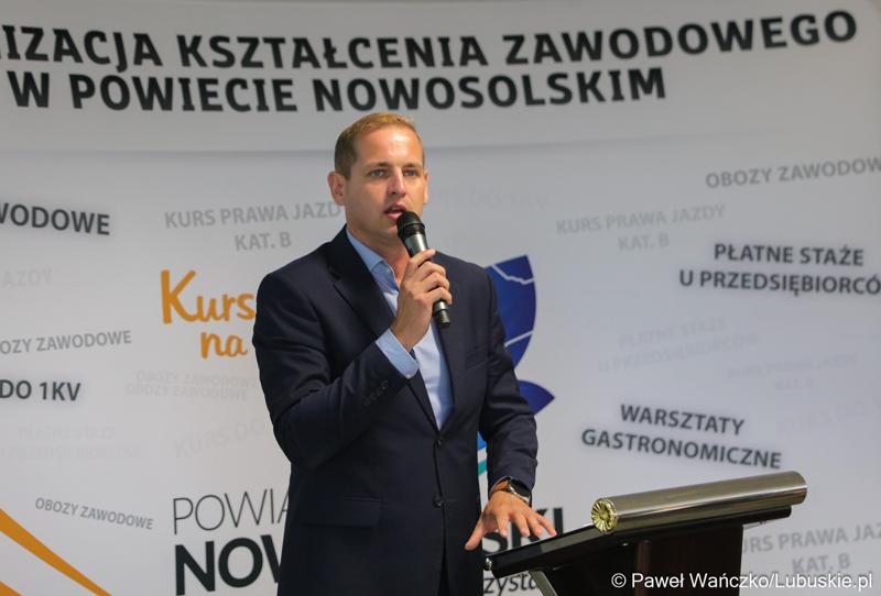 Wicemarszałek Województwa Lubuskiego Łukasz Porycki przemawia podczas uroczystego podsumowania projektu "Modernizacja kształcenia zawodowego w Powiecie Nowosolskim"