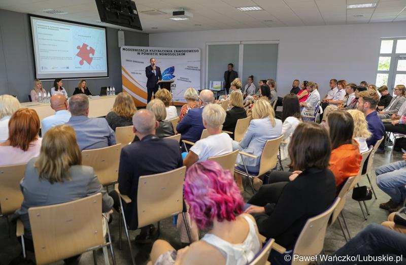 Wicemarszałek Województwa Lubuskiego Łukasz Porycki przemawia podczas uroczystego podsumowania projektu "Modernizacja kształcenia zawodowego w Powiecie Nowosolskim"