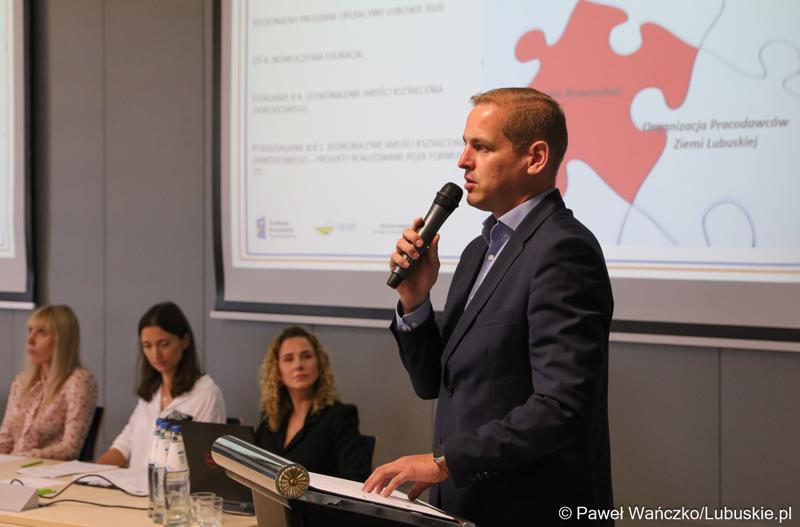 Wicemarszałek Województwa Lubuskiego Łukasz Porycki przemawia podczas uroczystego podsumowania projektu "Modernizacja kształcenia zawodowego w Powiecie Nowosolskim"