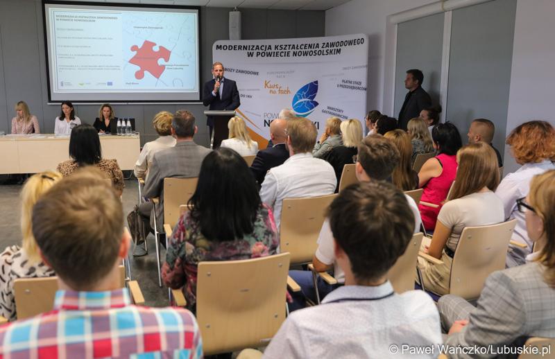 Wicemarszałek Województwa Lubuskiego Łukasz Porycki przemawia podczas uroczystego podsumowania projektu "Modernizacja kształcenia zawodowego w Powiecie Nowosolskim"