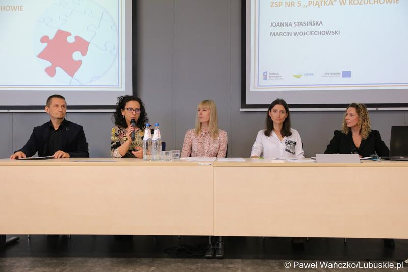 Uczestnicy uroczystego podsumowania projektu "Modernizacja kształcenia zawodowego w Powiecie Nowosolskim"