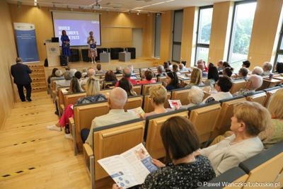 Uczestnicy Ogólnopolskiej Konferencji Alzheimerowskiej w Bibliotece Uniwersytetu Zielonogórskiego 
