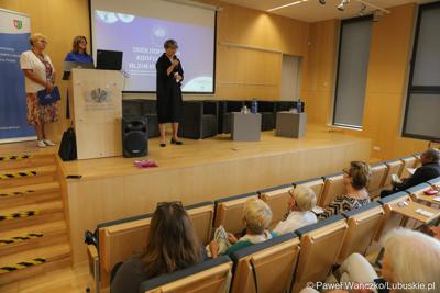 Marszałek Elżbieta Anna Polak przemawia na otwarciu Ogólnopolskiej Konferencji Alzheimerowskiej 