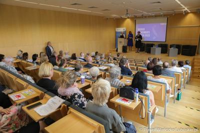 Marszałek Elżbieta Anna Polak przemawia na otwarciu Ogólnopolskiej Konferencji Alzheimerowskiej 