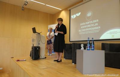 Marszałek Elżbieta Anna Polak przemawia na otwarciu Ogólnopolskiej Konferencji Alzheimerowskiej 