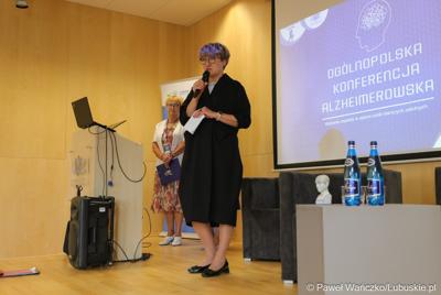 Marszałek Elżbieta Anna Polak przemawia na otwarciu Ogólnopolskiej Konferencji Alzheimerowskiej 