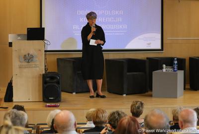 Marszałek Elżbieta Anna Polak przemawia na otwarciu Ogólnopolskiej Konferencji Alzheimerowskiej 