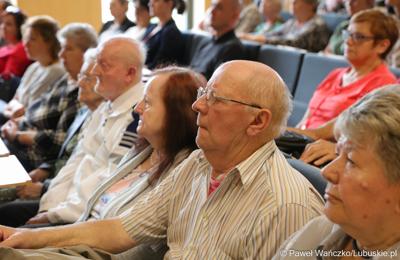 Uczestnicy Ogólnopolskiej Konferencji Alzheimerowskiej w Bibliotece Uniwersytetu Zielonogórskiego 