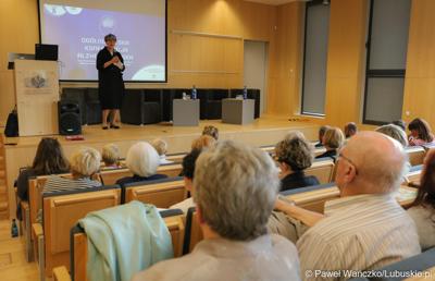 Uczestnicy Ogólnopolskiej Konferencji Alzheimerowskiej w Bibliotece Uniwersytetu Zielonogórskiego 
