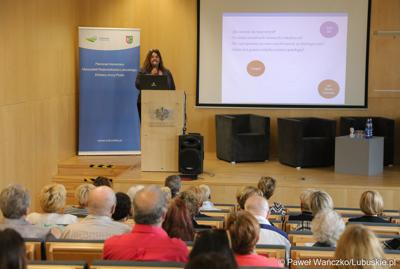 Uczestnicy Ogólnopolskiej Konferencji Alzheimerowskiej w Bibliotece Uniwersytetu Zielonogórskiego 