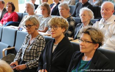 Marszałek Elżbieta Anna Polak w środku na Ogólnopolskiej Konferencji Alzheimerowskiej 
