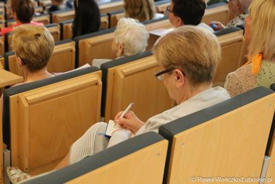 Uczestnicy Ogólnopolskiej Konferencji Alzheimerowskiej w Bibliotece Uniwersytetu Zielonogórskiego 