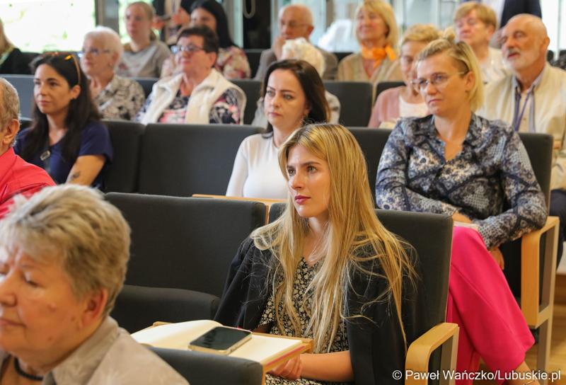 Uczestnicy Ogólnopolskiej Konferencji Alzheimerowskiej w Bibliotece Uniwersytetu Zielonogórskiego