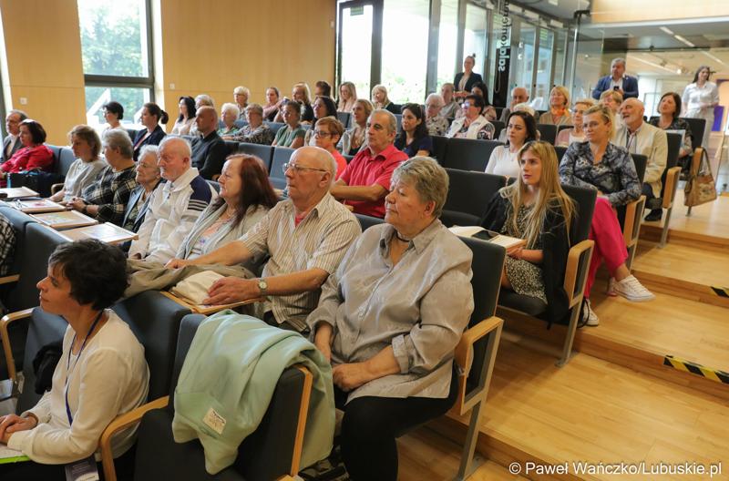Uczestnicy Ogólnopolskiej Konferencji Alzheimerowskiej w Bibliotece Uniwersytetu Zielonogórskiego
