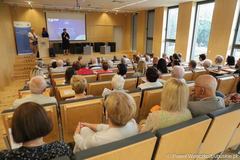 Uczestnicy Ogólnopolskiej Konferencji Alzheimerowskiej w Bibliotece Uniwersytetu Zielonogórskiego