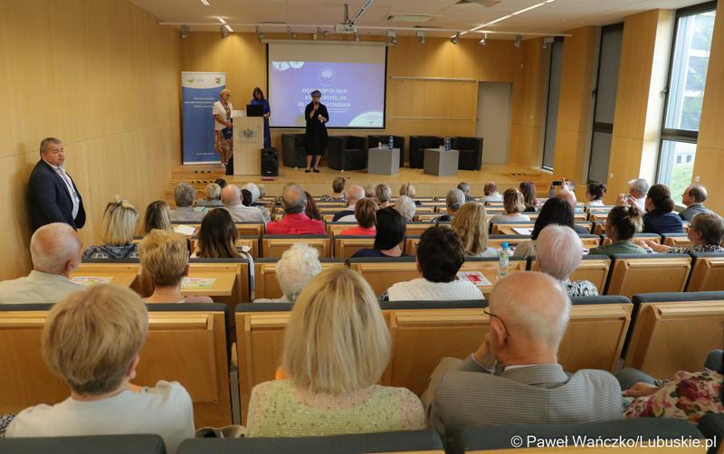 Marszałek Elżbieta Anna Polak przemawia na otwarciu Ogólnopolskiej Konferencji Alzheimerowskiej