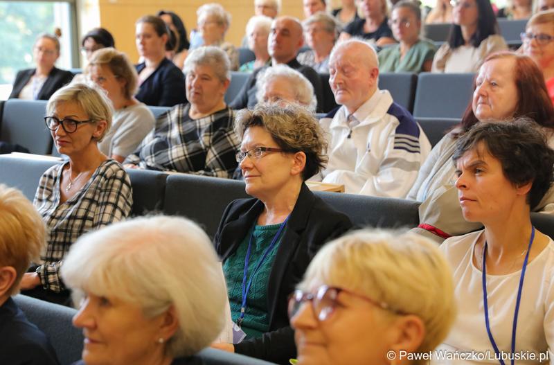 Uczestnicy Ogólnopolskiej Konferencji Alzheimerowskiej w Bibliotece Uniwersytetu Zielonogórskiego