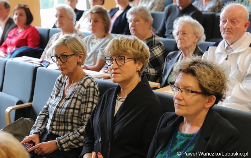 Marszałek Elżbieta Anna Polak w środku na Ogólnopolskiej Konferencji Alzheimerowskiej