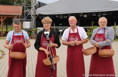 Marszałek Elżbieta Anna Polak (przy mikrofonie) podczas konferencji prasowej w Lubuskim Centrum Winiarstwa w Zaborze. Obok: dyrektor Departamentu Promocji i Strategii Marki urzędu marszałkowskiego Janusz Rewers (z lewej) oraz prezes Fundacji na Rzecz Lubuskiego Dziedzictwa „Gloria Monte Verde” Przemysław Karwowski (z prawej).