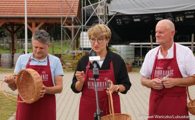 Marszałek Elżbieta Anna Polak (przy mikrofonie) podczas konferencji prasowej w Lubuskim Centrum Winiarstwa w Zaborze