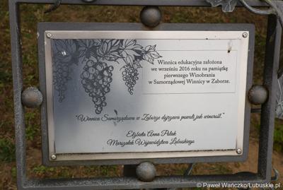Tablica pamiątkowa w Lubuskim Centrum Winiarstwa w Zaborze
