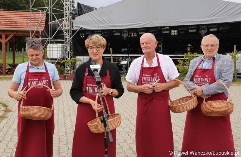 Marszałek Elżbieta Anna Polak (przy mikrofonie) podczas konferencji prasowej w Lubuskim Centrum Winiarstwa w Zaborze. Obok: dyrektor Departamentu Promocji i Strategii Marki urzędu marszałkowskiego Janusz Rewers (z lewej) oraz prezes Fundacji na Rzecz Lubuskiego Dziedzictwa „Gloria Monte Verde” Przemysław Karwowski (z prawej).