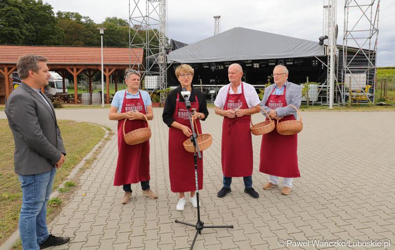 Marszałek Elżbieta Anna Polak (przy mikrofonie) podczas konferencji prasowej w Lubuskim Centrum Winiarstwa w Zaborze. Obok: dyrektor Departamentu Promocji i Strategii Marki urzędu marszałkowskiego Janusz Rewers (z lewej) oraz prezes Fundacji na Rzecz Lubuskiego Dziedzictwa „Gloria Monte Verde” Przemysław Karwowski (z prawej).