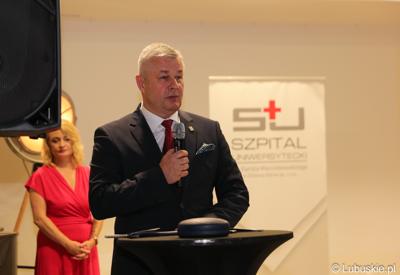 Prezes zielonogórskiego szpitala Marek Działoszyński przemawia podczas 14. Uroczystej Gali Szpitala Uniwersyteckiego w Zielonej Górze  