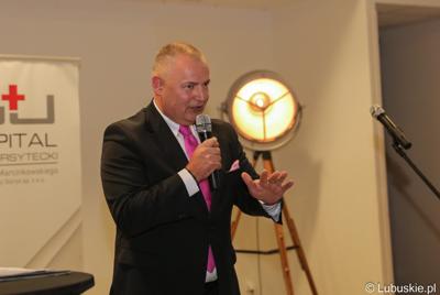 Senator RP Rober Dowhan przemawia podczas 14. Uroczystej Gali Szpitala Uniwersyteckiego w Zielonej Górze 