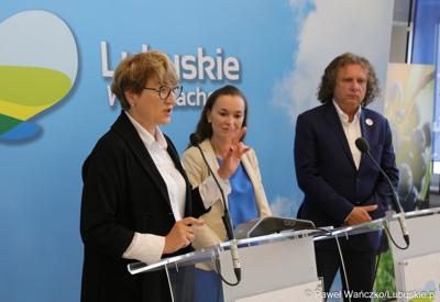 Marszałek Elżbieta Anna Polak (przy mikrofonie) podczas konferencji prasowej przed rozpoczęciem międzynarodowej konferencji o wyzwaniach psychiatrii dzieci i młodzieży w Europie. 